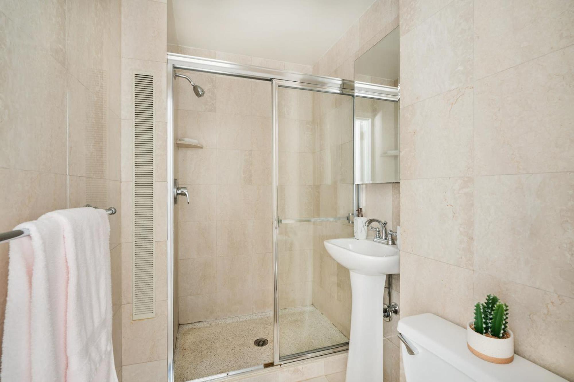73-1503 Newly Reno Uws Doorman Gym Laundry Apartment *